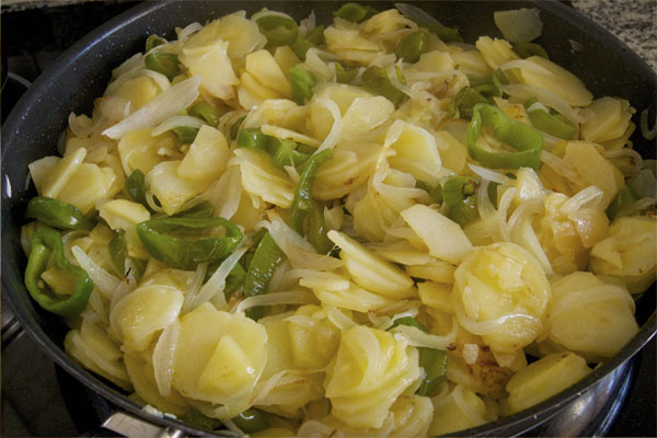 Elaboración de patatas a lo pobre
