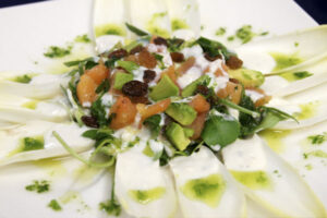 Ensalada de salmón con endivias y roquefort