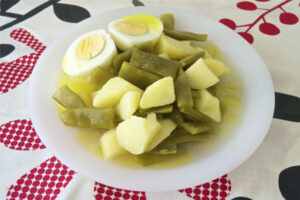 Hervido de judías verdes con patatas y huevos