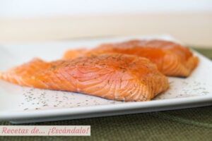 Salmón marinado casero al eneldo