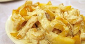 Patatas con salsa de queso cabrales