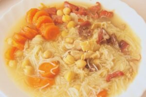 Caldo de pollo casero con garbanzos