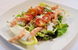 Ensalada de gambas con salsa fría de merluza