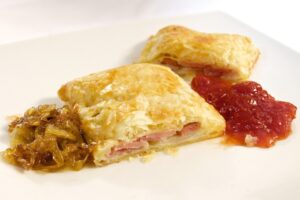 Pastel de cebolla y jamón con hojaldre