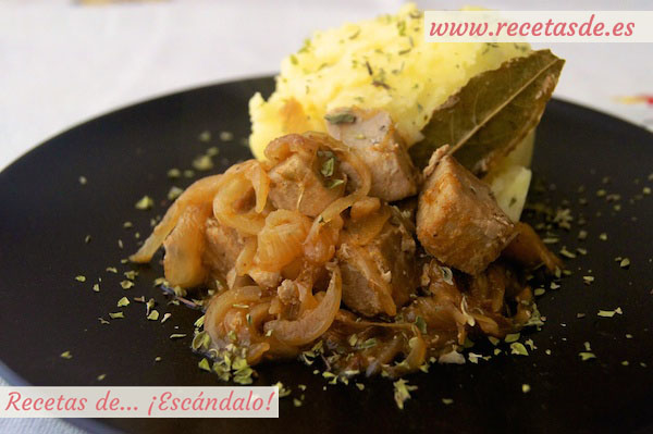 Atún encebollado