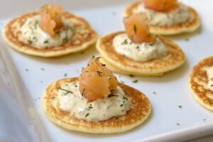 Blinis con salmón marinado y salsa tártara