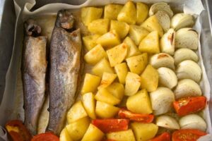 Trucha asalmonada al horno y patatas al romero