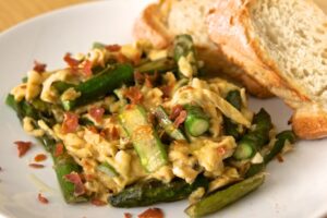 Revuelto de espárragos trigueros y crujiente de jamón