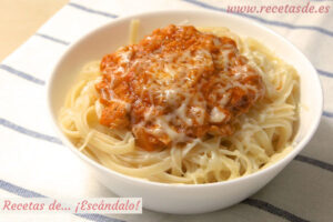 Espaguetis de estudiante: atún, tomate y queso