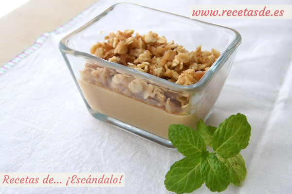 Panacota o panna cotta de calabaza con crujiente de galletas y avena