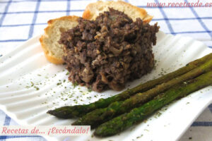 Revuelto de morcilla de Burgos con cebolla y espárragos