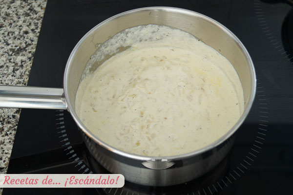 Nata y sofrito de cebolla para carbonara con nata