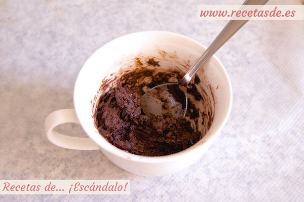 Cómo hacer un mug cake de brownie de chocolate al microondas