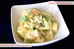 Ensalada alemana de patatas cocidas y salmón ahumado con salsa mayonesa «tártara»