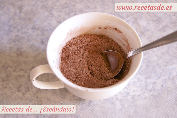 Mug cake brownie de chocolate y nueces
