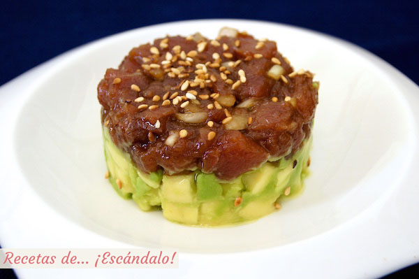 Delicioso tartar de atún rojo y aguacate, ya emplatado y listo para servir