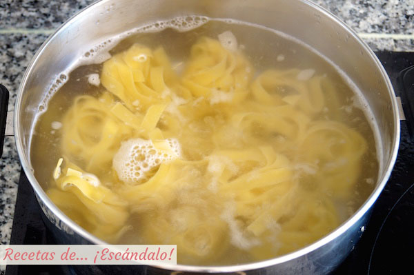 Cociendo pasta tagliatelle