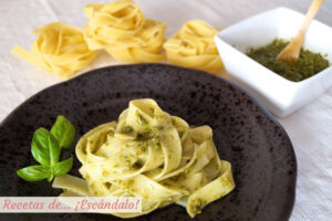 Pasta Tagliatelle con salsa pesto casera y fácil