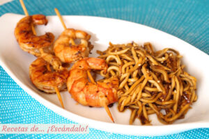 Brochetas de langostinos a la plancha y Anguriñas salteadas con salsa de soja