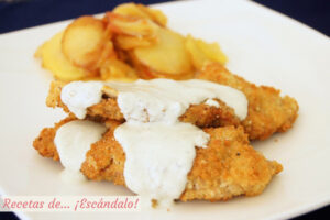 Escalopines con salsa de cabrales, y patatas panaderas y manzana al membrillo