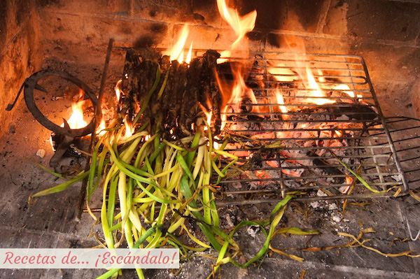 Calçotada asandose en las llamas