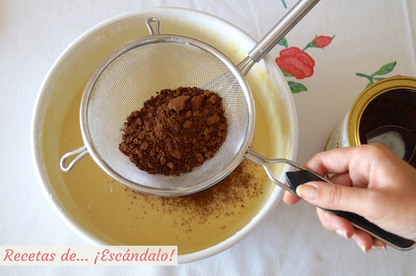 Masa de las magdalenas con cacao puro en polvo