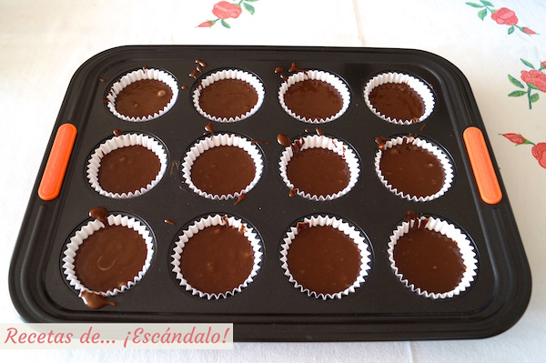Masa de las magdalenas de chocolate, caseras y esponjosas