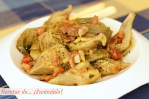 Alcachofas con jamón y cebolla