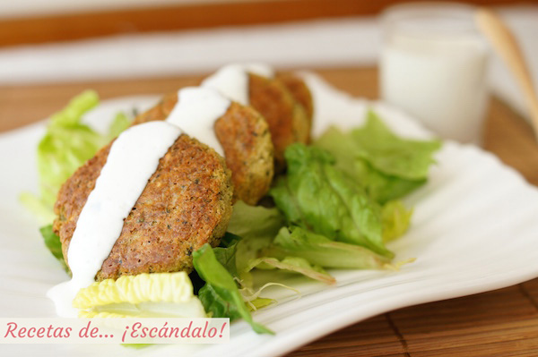 Falafel al horno con salsa de yogur casera