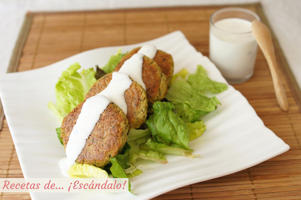 Receta de falafel al horno con salsa de yogur casera
