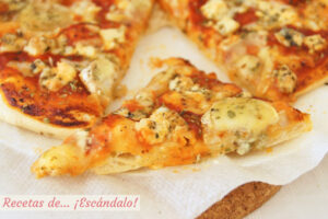 Pizza 4 quesos con masa de pizza casera y fácil