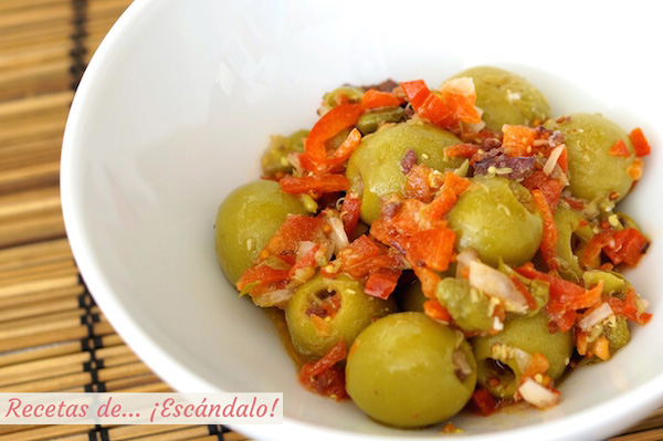 Aceitunas alinadas con vinagreta de mostaza y pimiento rojo