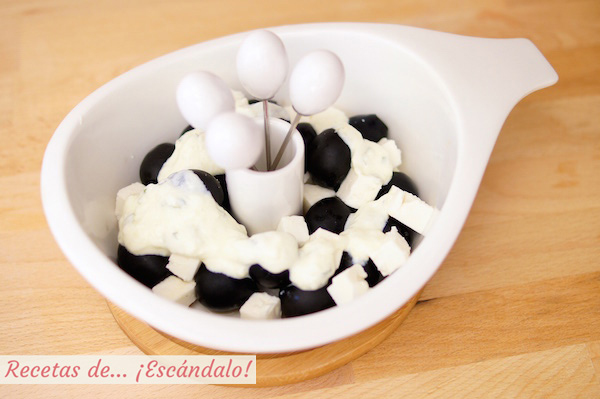 Aceitunas con tzatziki y queso feta