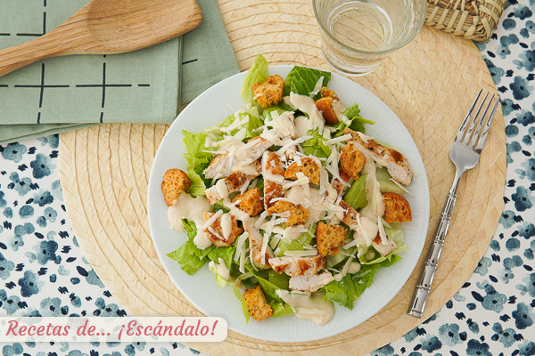 Como hacer ensalada cesar con pollo y su salsa casera. Receta e ingredientes