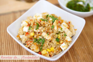 Ensalada de quinoa con verduras, pollo y aliño thai