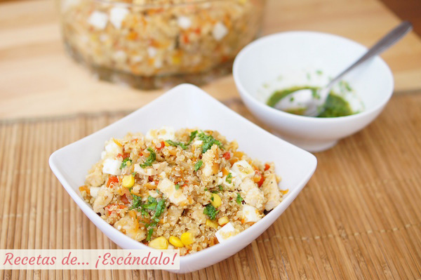 Ensalada de quinoa con verduras, pollo y aliño thai, receta