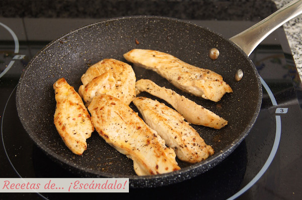 Pollo salteado para la ensalada de quinoa