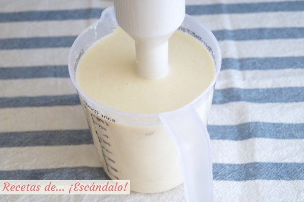 Preparando el ajoblanco malagueno