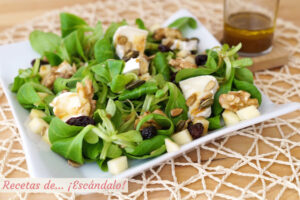 Ensalada de canónigos con queso de cabra, frutos secos y vinagreta de miel