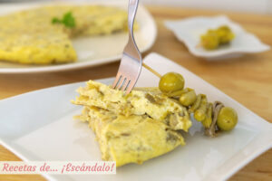 Tortilla de bacalao acompañada de gildas, receta vasca