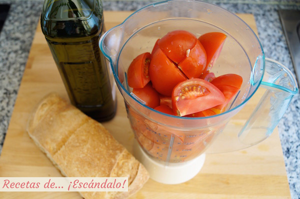 Triturar tomates para hacer salmorejo cordobes