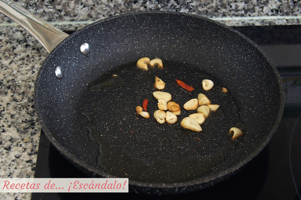 Ajos y guindillas para las gulas al ajillo con gambas
