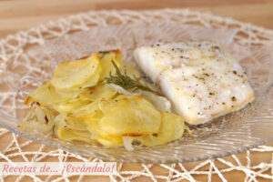Bacalao al horno con patatas y cebolla. Receta fácil
