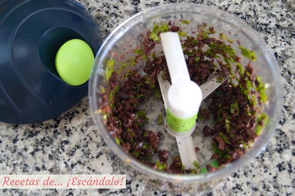 Olivas y albahaca picadas