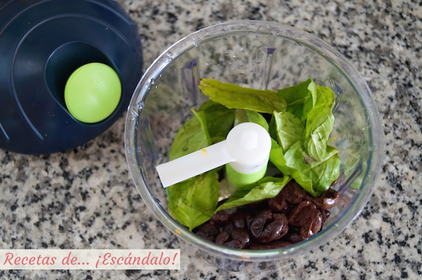 Picando olivas y albahaca