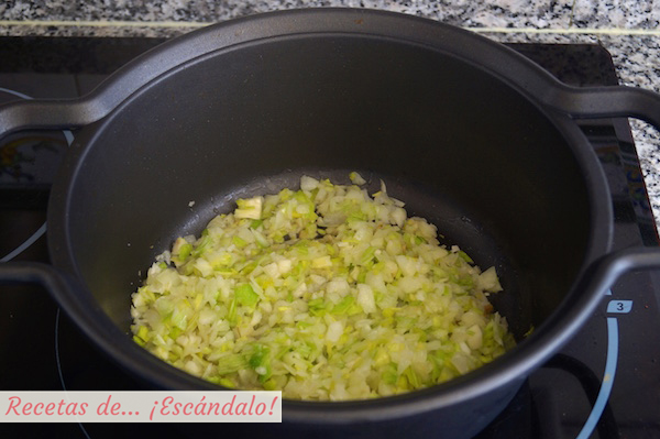 Cebolla, puerro y ajo para la sopa de marisco