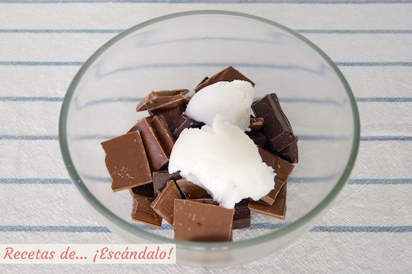 Chocolates y manteca para el turron de chocolate