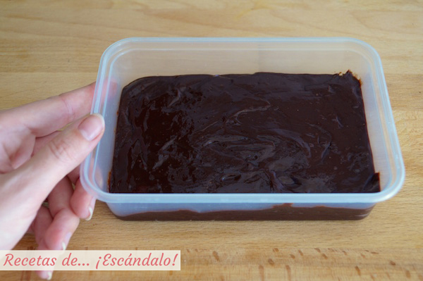 Recipiente con la mezcla para las trufas