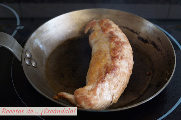 Solomillo de cerdo sellado en sarten de hierro