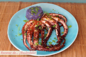 Pulpo a la plancha con puré de patata morada